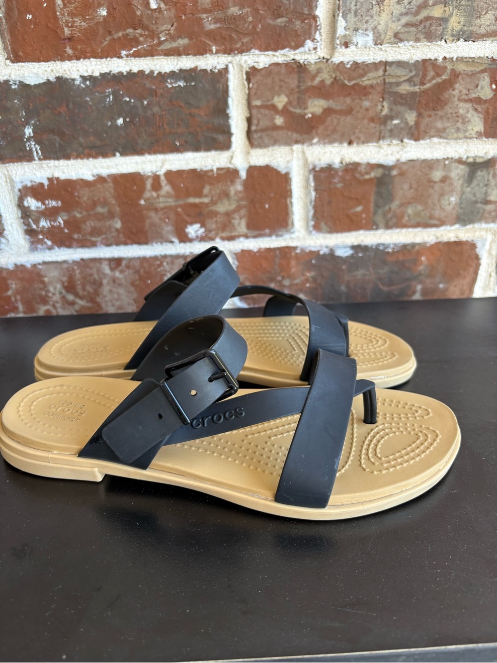 Crocs Tulum Toe Post Toe Sandals Black Tan Strappy Slip On Flip Flop Size 8 - Picture 3 of 13